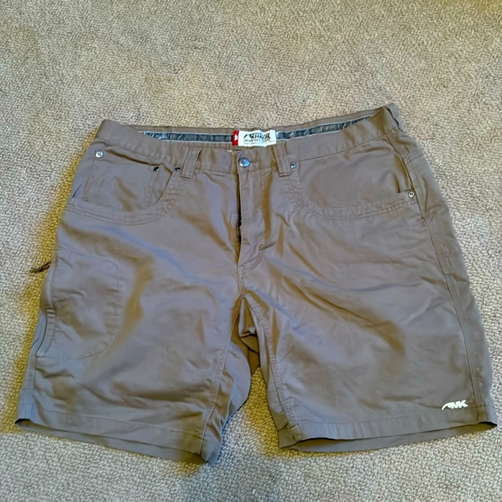 Men’s mountain khakis 42x10” shorts like new condition
